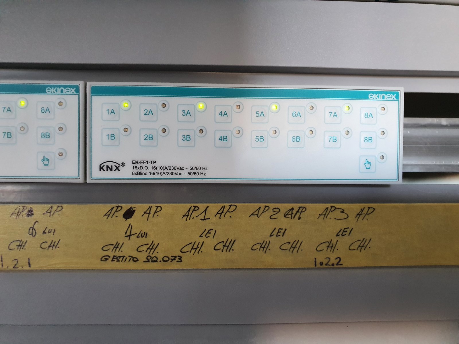 Attuatore KNX in quadro con etichette scritte a mano durante la messa in servizio