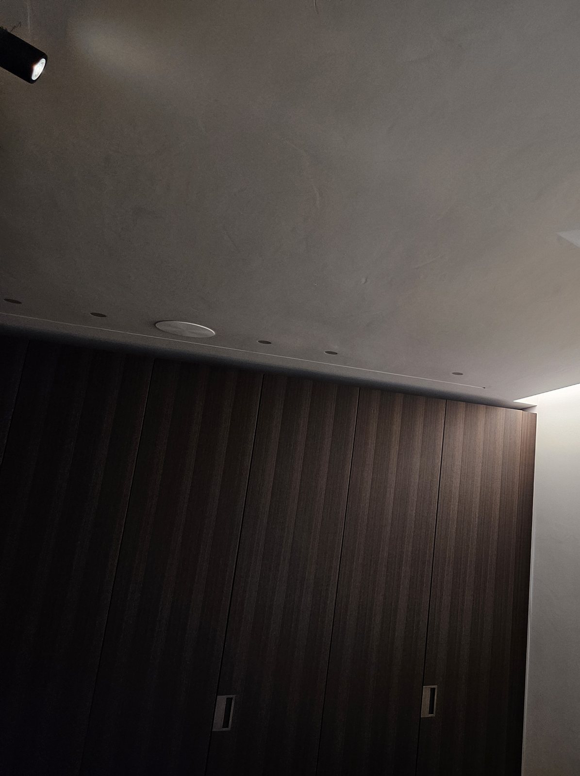 Corridoio con luce a gola nel controsoffitto e faretti da incasso