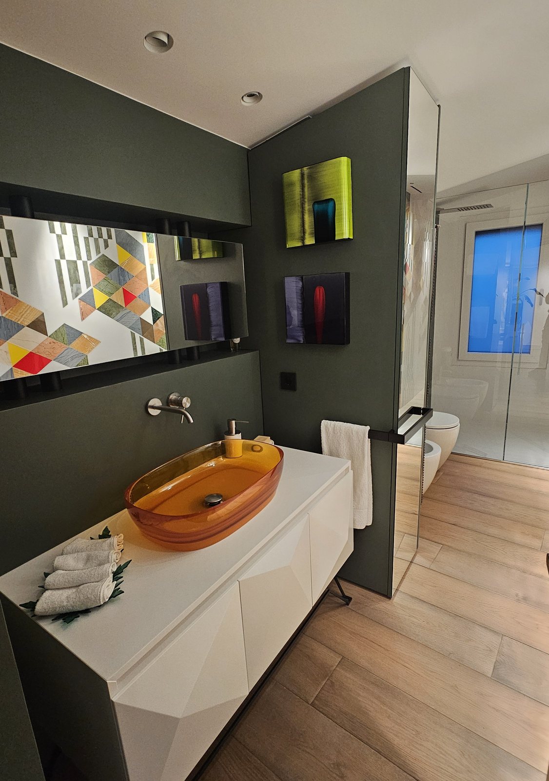 Bagno finito con comando domotico a parete