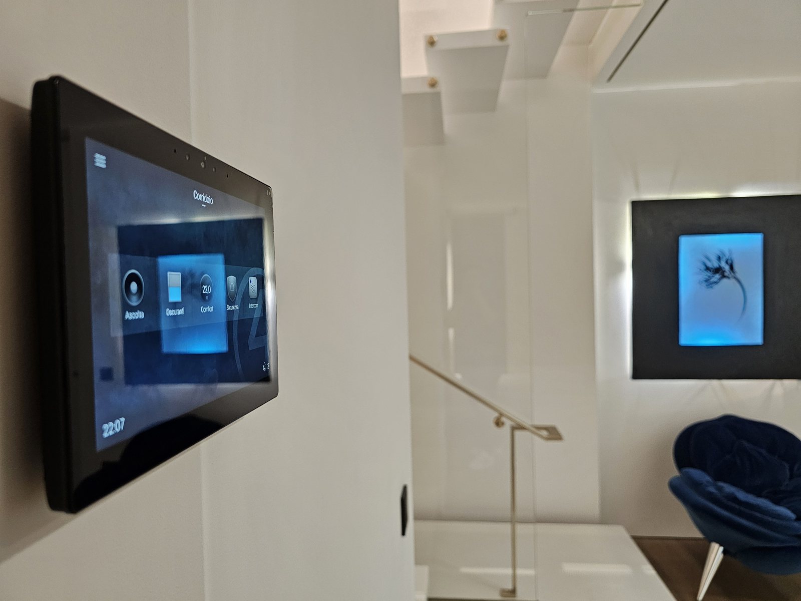 Touch screen a parete con la pagina di un ambiente: ascolto, oscuramento, comfort, sicurezza