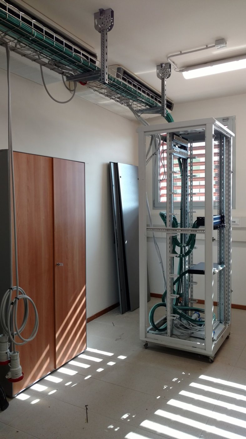 Locale tecnico con armadi rack