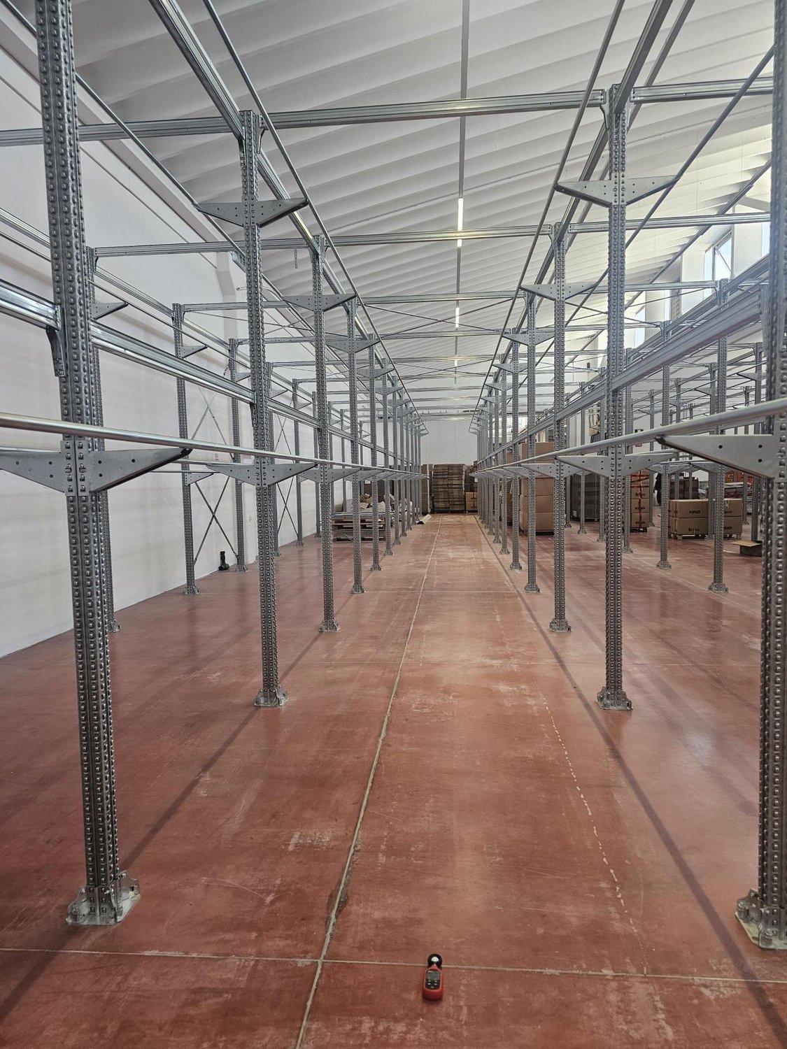 Corsia di portapallet illuminata da file continue di apparecchi lineari
