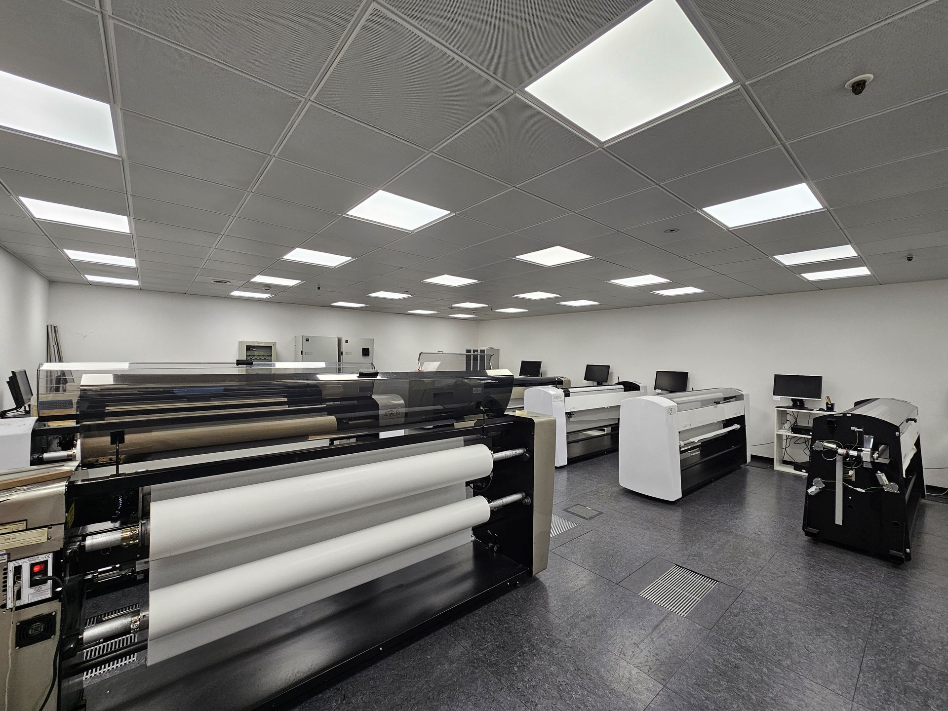 Locale di lavoro con soffitto a pannelli LED accesi in griglia regolare