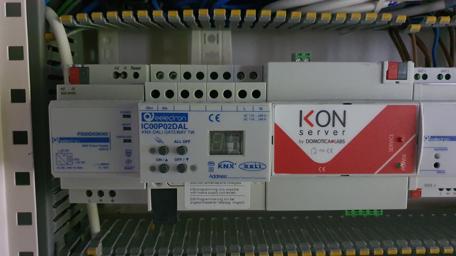 Quadro elettrico con il supervisore IKON Server e il gateway KNX-DALI su barra DIN