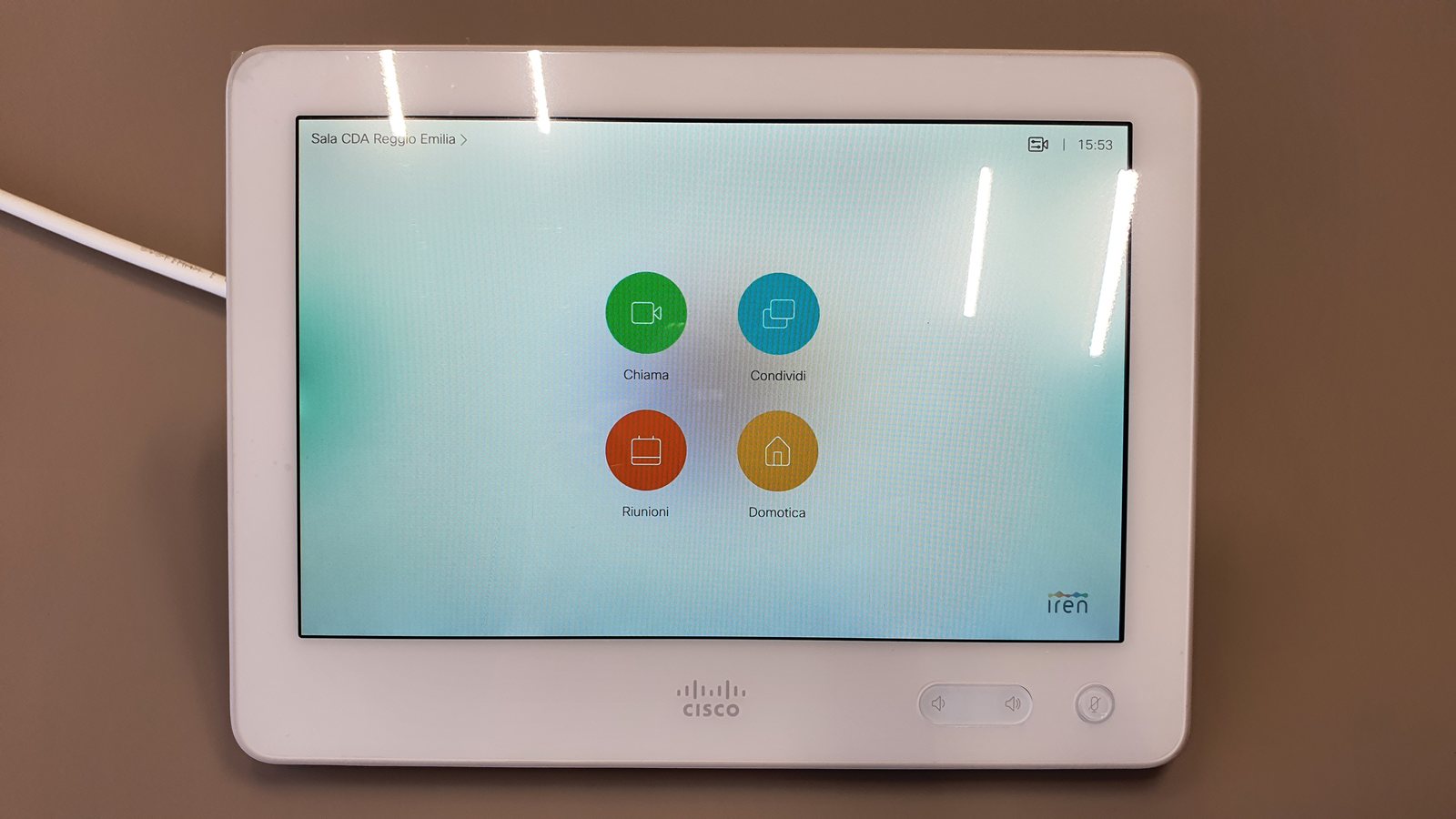 Pannello touch della sala con la pagina della domotica a quattro icone