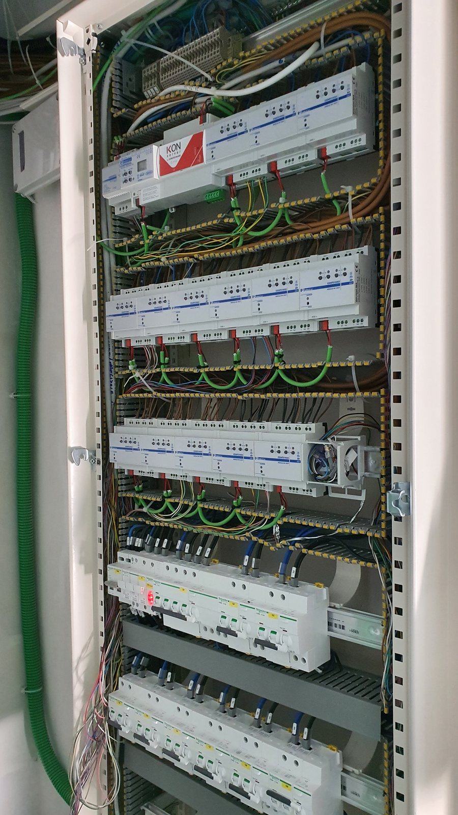 Quadro elettrico della sala con moduli KNX e cablaggio