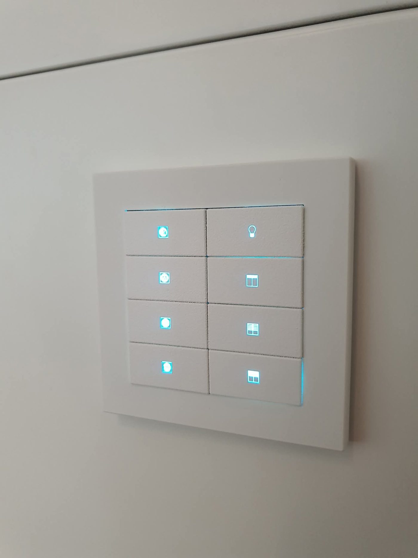 Placca EKINEX a otto tasti con icone retroilluminate