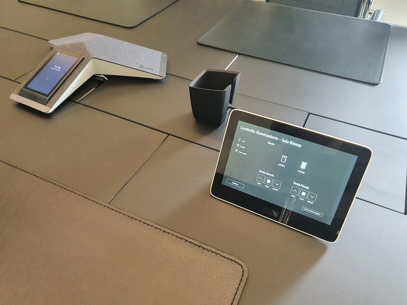 Il touch controller Poly mostra la pagina di controllo dell'illuminazione della sala