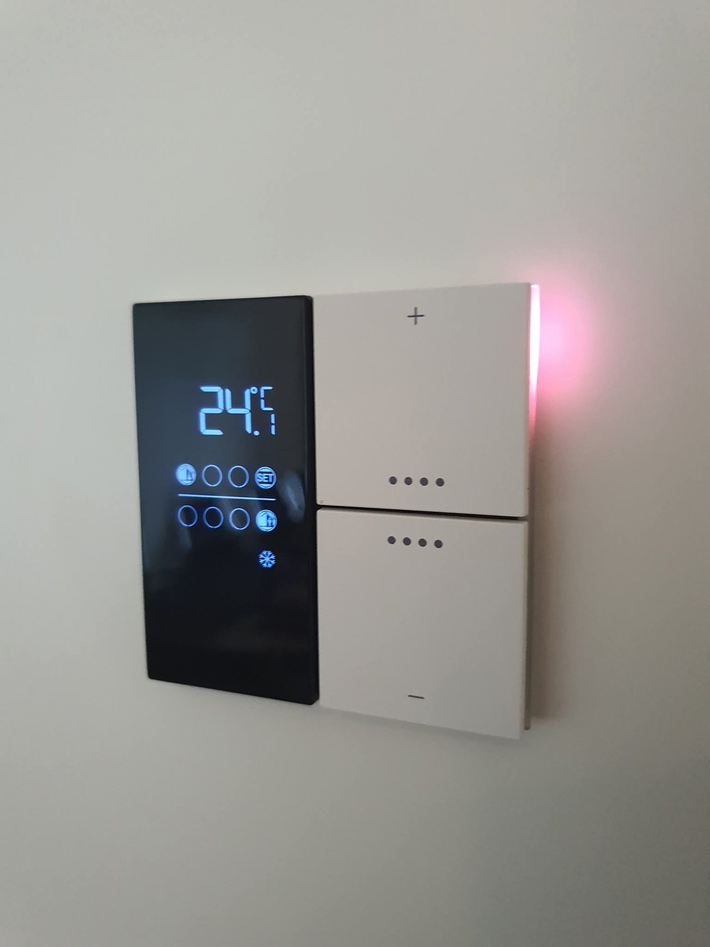 Termostato EKINEX con display in vetro nero