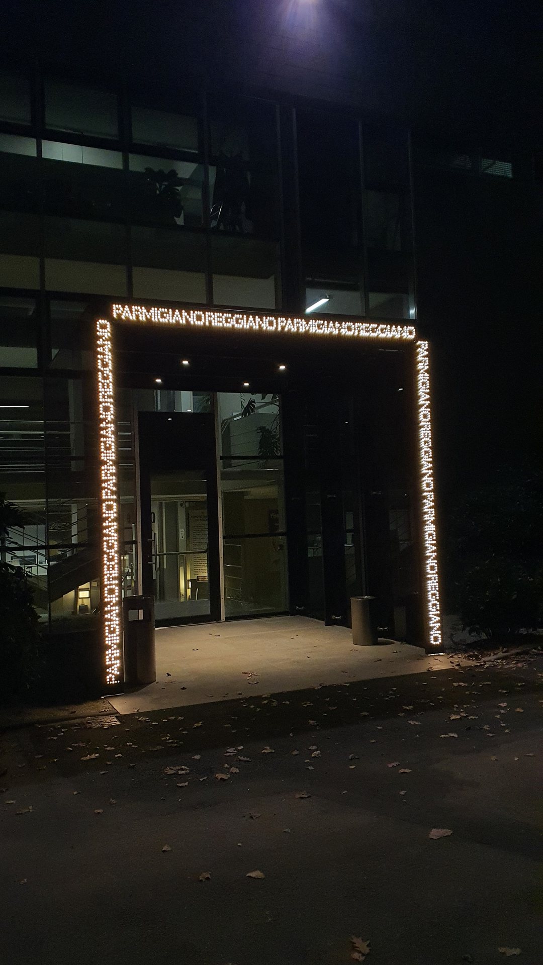 Ingresso della sede del Consorzio la sera, con il portale luminoso